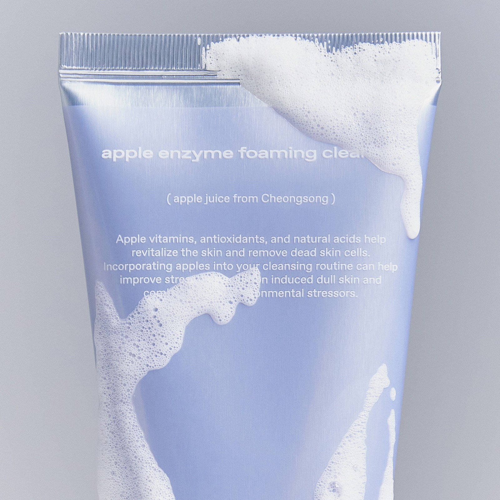 Detergente schiumogeno con enzimi e riso per un’esfoliazione gentile