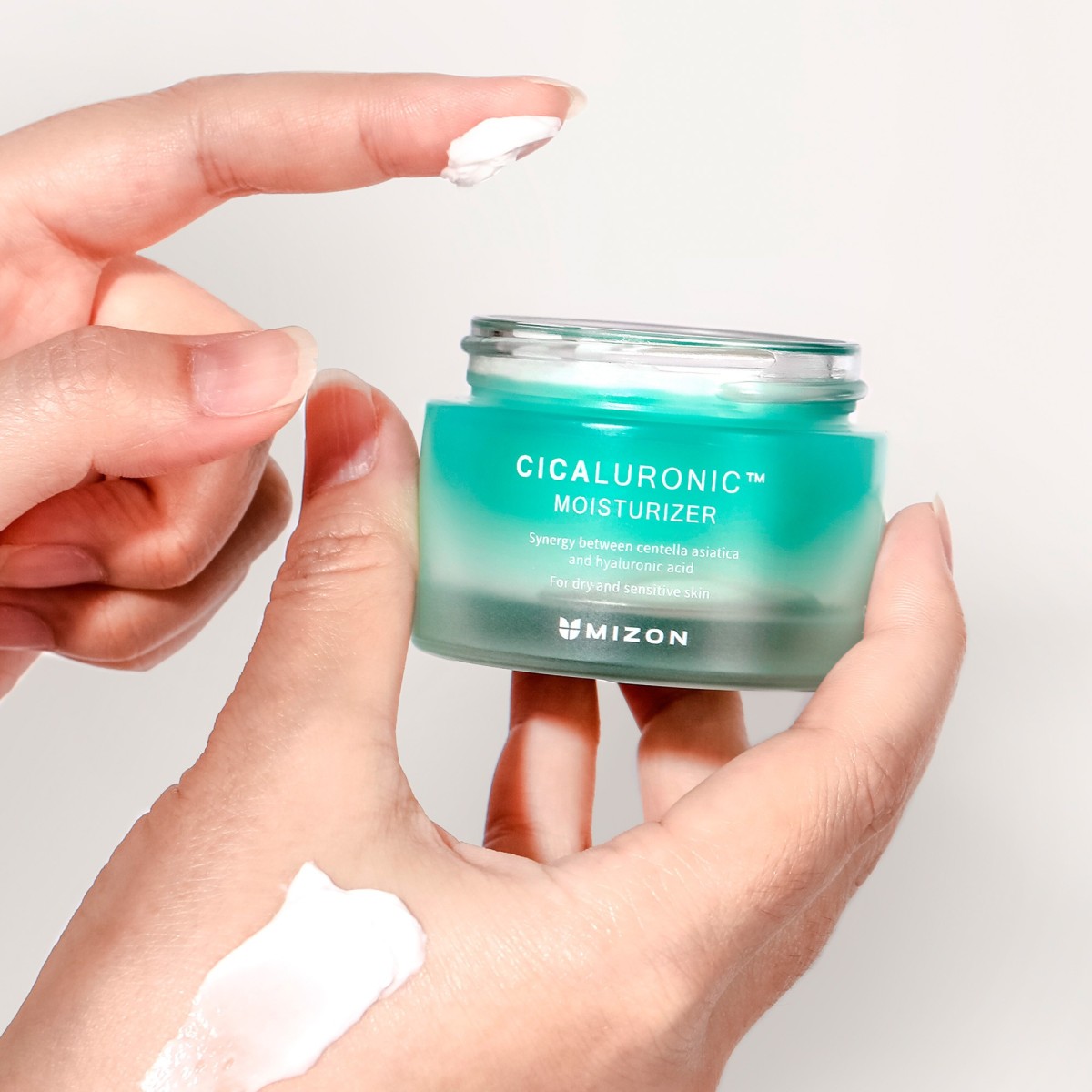 Repairing Moisturiser with Hyaluronic Acid and Centella Asiatica - Mizon | MiiN Cosmetics